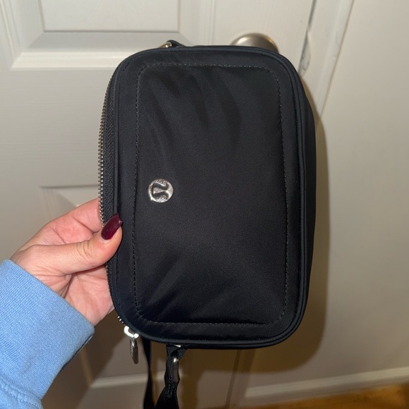 Lululemon Black Crossbody Camera Bag 2L - Picture 2 of 10